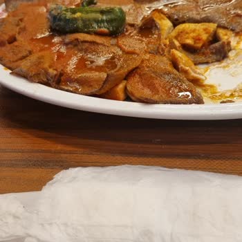 Baydöner İskenderin Yanında Islak Peçeteyle Sunum Yaptı