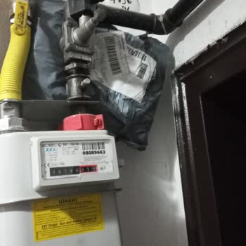 Sürat Kargo Kargo Habersiz Bir Şekilde Kapıya Bırakılmış