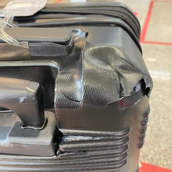 THY İle Uçuşta 2 Kez Parçalanmış Hasarlı Valiz