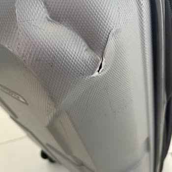 THY İle Uçuşta 2 Kez Parçalanmış Hasarlı Valiz