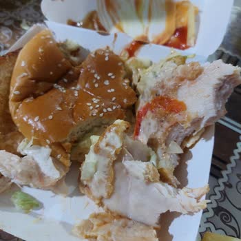 McDonald's Acılı Tavuk Çiğ Çıktı