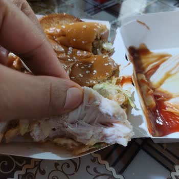 McDonald's Acılı Tavuk Çiğ Çıktı