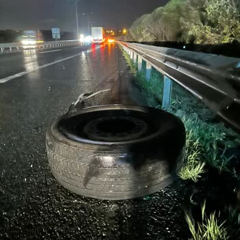 TEM Otoyolu Yolun Ortasında Kocaman Tır Lastiği Belirmesi!