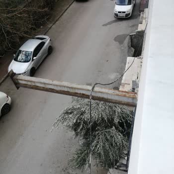 Türk Telekom Telefon Kabloları Yerlerde Sürünüyor.