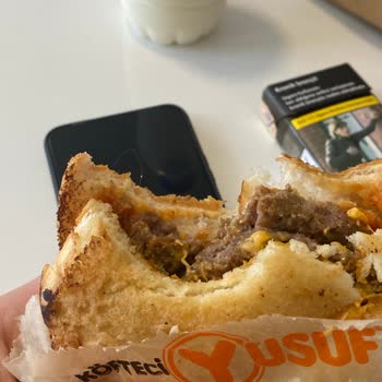 Köfteci Yusuf'tan Sipariş Ettiğim Hamburgerin İçinde Uzun Kıl Çıktı!