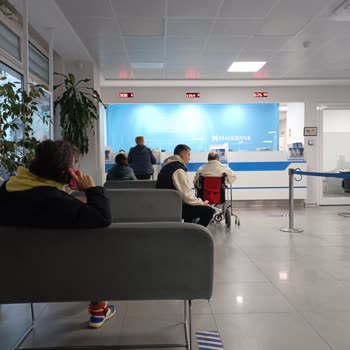 Halkbank Gişe Sırası Beklemek