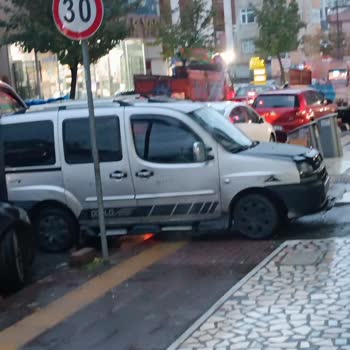İBB - İstanbul Büyükşehir Belediyesi Sürücünün Yaya Yolunu Ve Engelli Yaya Yona Hatalı Park Yapılmış
