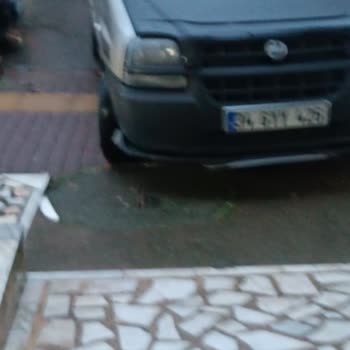 İBB - İstanbul Büyükşehir Belediyesi Sürücünün Yaya Yolunu Ve Engelli Yaya Yona Hatalı Park Yapılmış