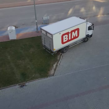 BİM Lojistik Kamyonu Yeşil Alanı Bozdu.