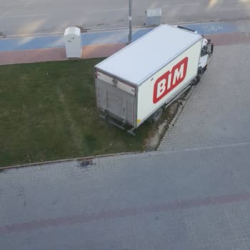 BİM Lojistik Kamyonu Yeşil Alanı Bozdu.