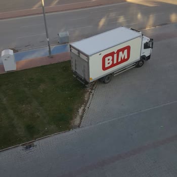 BİM Lojistik Kamyonu Yeşil Alanı Bozdu.