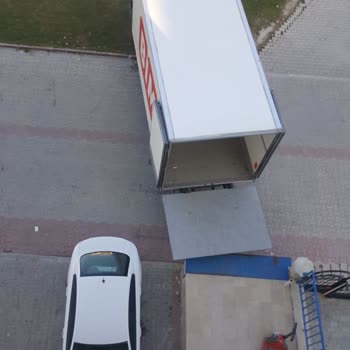 BİM Lojistik Kamyonu Yeşil Alanı Bozdu.