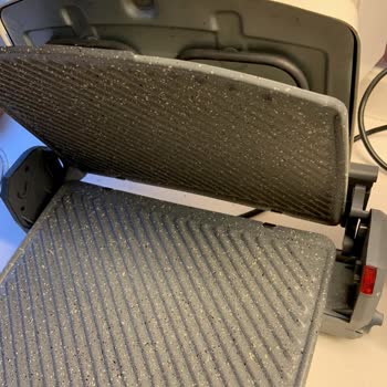 Homend Tost Makinesinin Alt-üst Tablaları Isınınca Yerinden Çıkıyor.