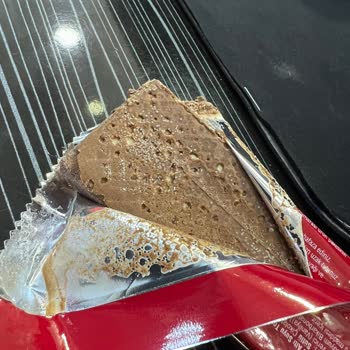 Tadelle Gofret Üstünde Beyaz Kabarcık Çıkması