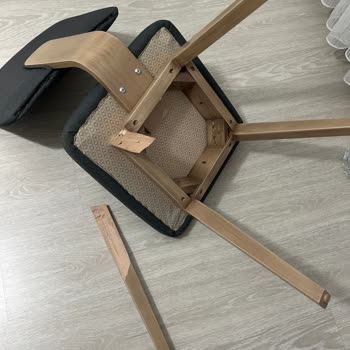 Bellona Sandalyenin Bacağı Kırıldı
