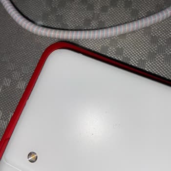 Samsung Telefon Arka Kapakta Kendiliğinden Oluşan Lekeler