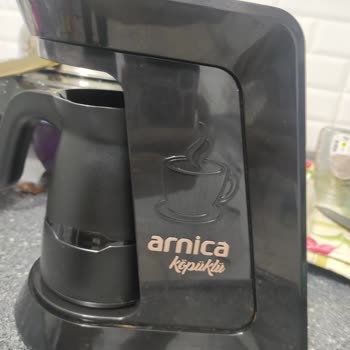 Arnica Küçük Ev Aletleri Köpüklü Türk Kahvesi Makinesi Taşırıyor