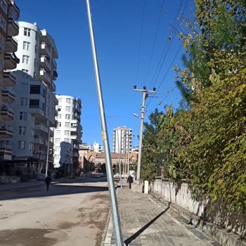 Dicle Elektrik Dağıtım Yeni Dikilen Kaldırım Aydınlatma Direkleri Hakkında