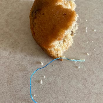 A101 Kekin İçinden Kablo Çıktı