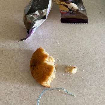 A101 Kekin İçinden Kablo Çıktı