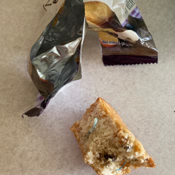 A101 Kekin İçinden Kablo Çıktı