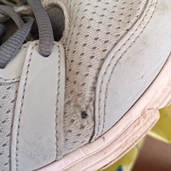 Decathlon'un Ayakkabısı Yırtıldı