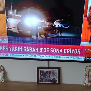 Axen 58 İnc TV Ekranda Çizgi Var