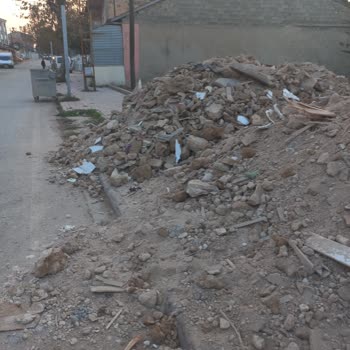 Malatya Battalgazi Belediyesi Yaya Yoluna Dökülen Hafriyat