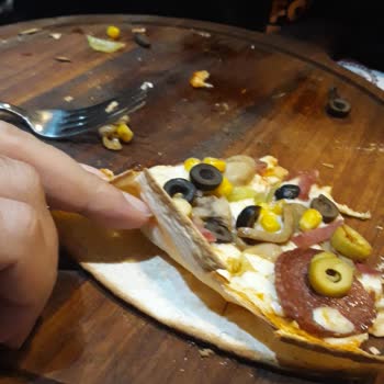 Maide Restoran Pizza Diye Bize Lavaş Ekmeği Getirdiler