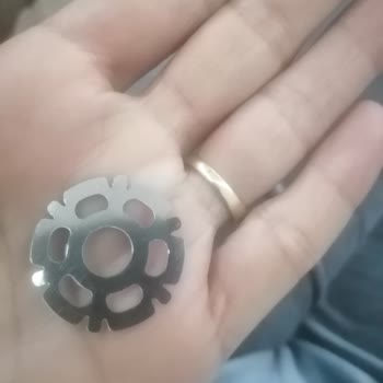 Arzum İçinden Çıkan Metal Parça