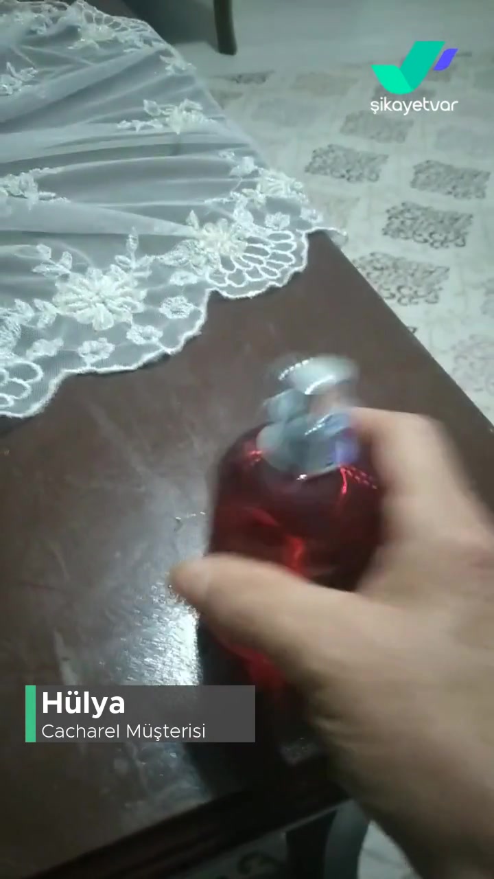 Cacharel Kokusu Olmayan Parfüm videonun kapak resmi
