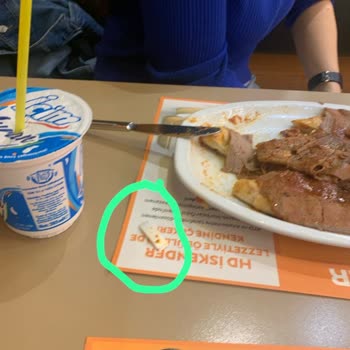 HD Döner İskenderin İçinden Plastik Bir Madde Çıktı