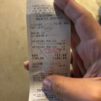 HD Döner İskenderin İçinden Plastik Bir Madde Çıktı