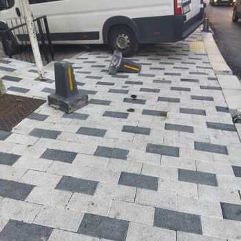 İBB - İstanbul Büyükşehir Belediyesi Kaldırım Betonlarını Kaldırıp Araba Park Ediyorlar