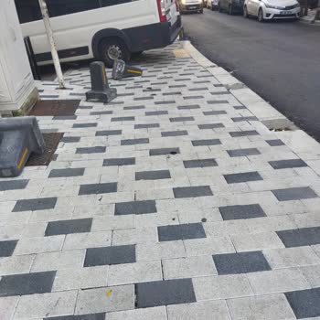 İBB - İstanbul Büyükşehir Belediyesi Kaldırım Betonlarını Kaldırıp Araba Park Ediyorlar