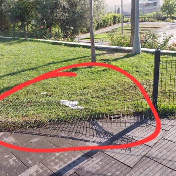 Aliya İzzetbegoviç Sosyal Tesisleri Çocuk Parkındaki Acil Tehlike