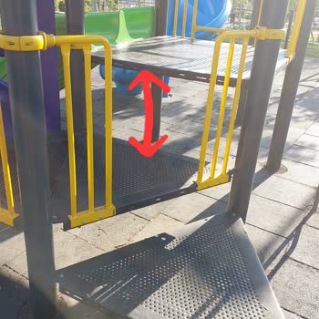 Aliya İzzetbegoviç Sosyal Tesisleri Çocuk Parkındaki Acil Tehlike