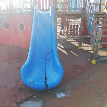 Ağrı Belediyesi Millet Bahçesi Kaydıraklar Kırık