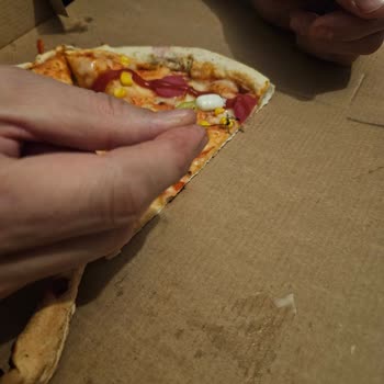 Sbarro Pizzadan Tel Çıktı