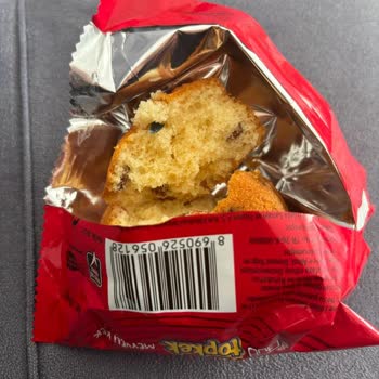 Eti Gıda Eti Topkek Meyveli Kek'in İçinden Mavi Plastik Parça Çıkması!