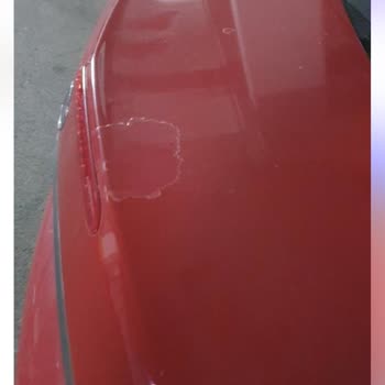 Mercedes Kırmızı Boya Cila Atıyor