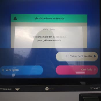 Bezirganbahçe Konutları Önündeki İş Bankası Ve VakıfBank ATM'si