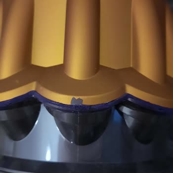 Dyson V12 Süpürge Sarı Boyalı Kısmın Soyulması