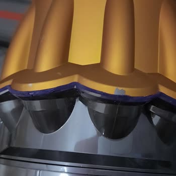 Dyson V12 Süpürge Sarı Boyalı Kısmın Soyulması