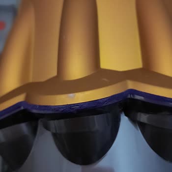 Dyson V12 Süpürge Sarı Boyalı Kısmın Soyulması