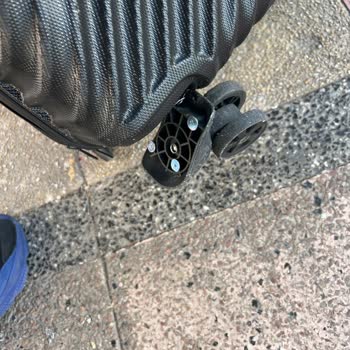 Havaş Muavinin Valizleri Kaldırıp Atması