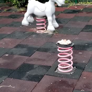 İzmir Büyükşehir Belediyesi Çocuk Parkındaki Oyuncakların Tehlikeli Olması Ve Bakımsızlığı