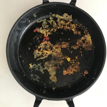 Lava Tava Yemeği Yapıştırıyor