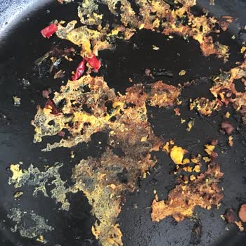 Lava Tava Yemeği Yapıştırıyor