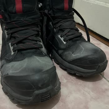 FLO Ayakkabı Spreyi Botları Mahvetti